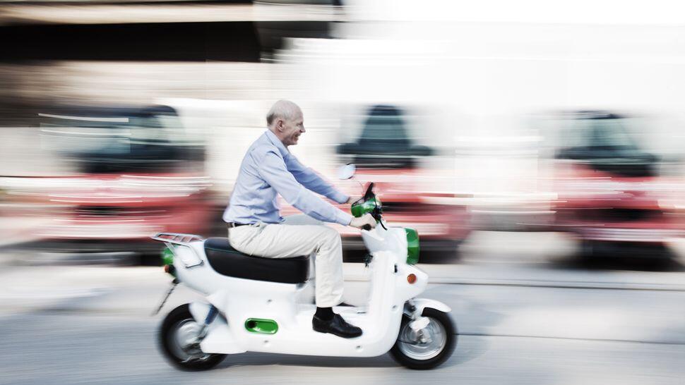 Roland Haslauer ist nicht nur im E-Auto, sondern auch auf E-Rollern anzutreffen.