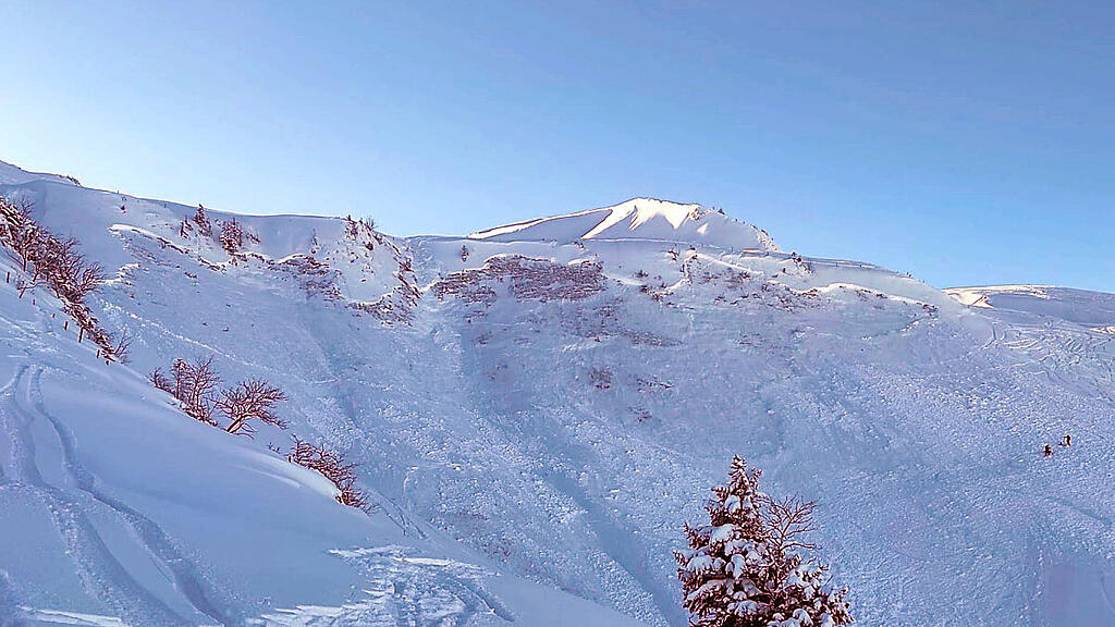 In Stoos starb ein Skifahrer nach Lawinenabgang