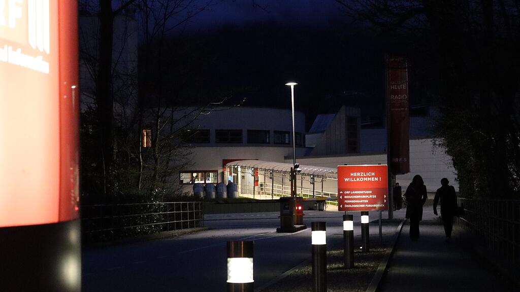 Klimaaktivisten demonstrieren vor der ORF Landeszentrale!