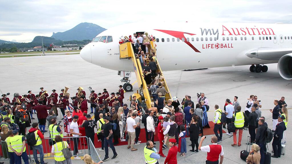Die Life Ball-Stars sorgten für ein Blitzlichtgewitter am Flughafen Salzburg.