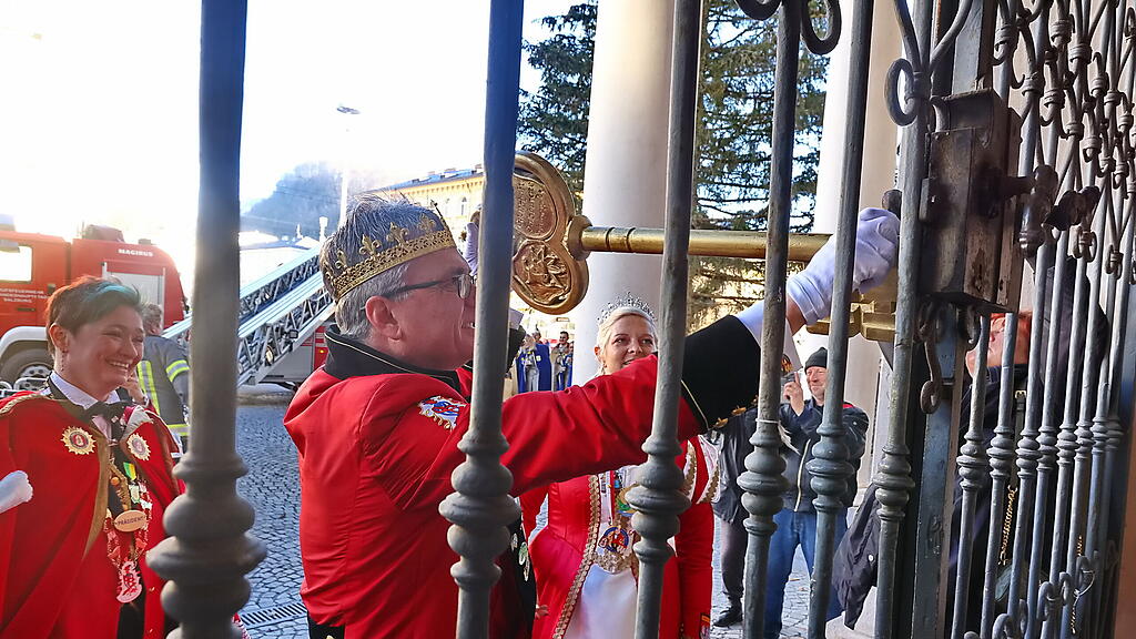 Salzburger Faschingsgilde "stürmt" Schloss Mirabell