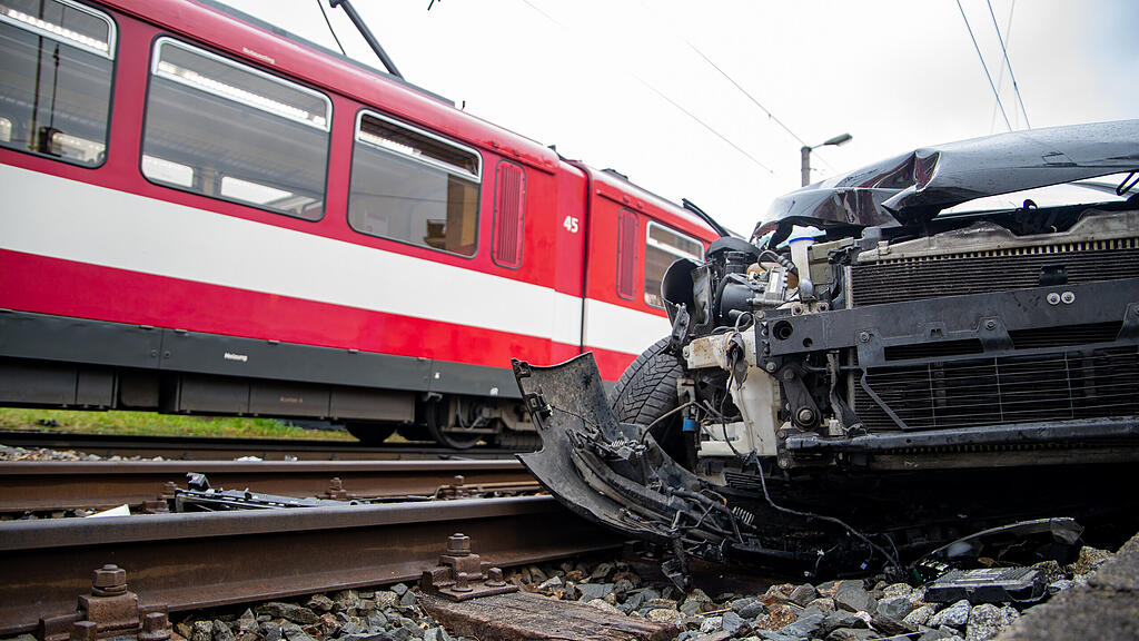 Pkw kontra Lokalbahn in Itzling
