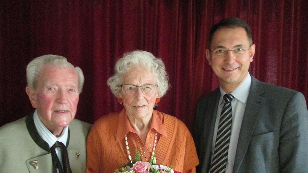 Walter und Maria Mangl mit Bürgermeister Adi Rieger (v.l.).