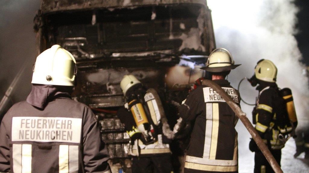 A8: Lkw in Flammen