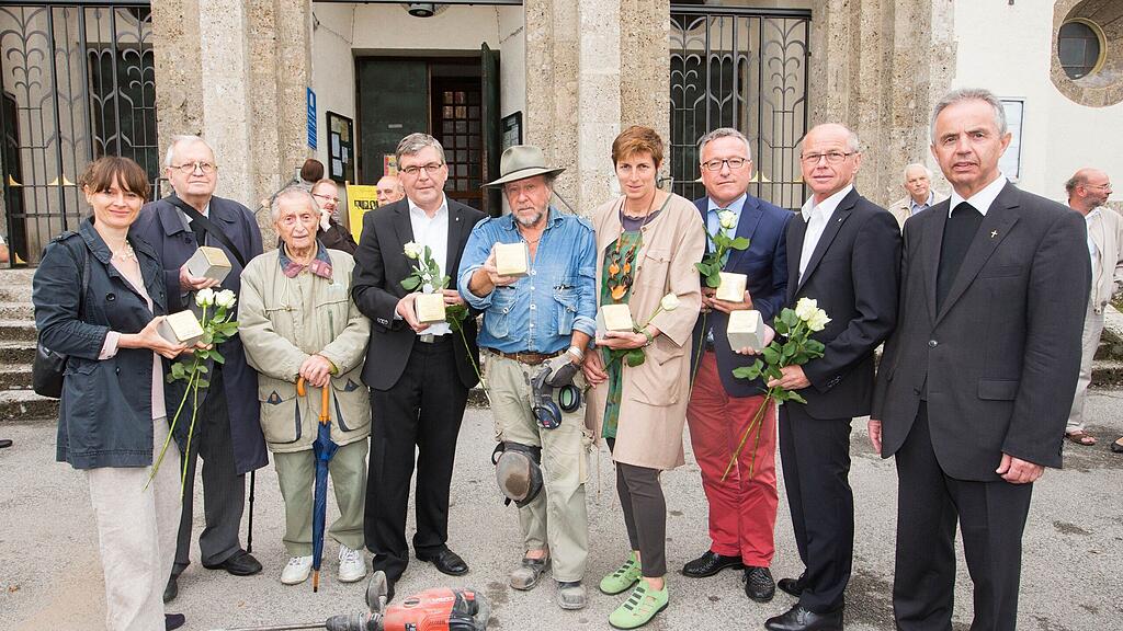 Stolpersteinverlegung vor der Andräkirche in Salzburg.