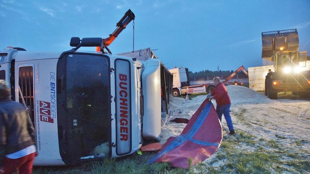 Lkw kippt auf A1 um