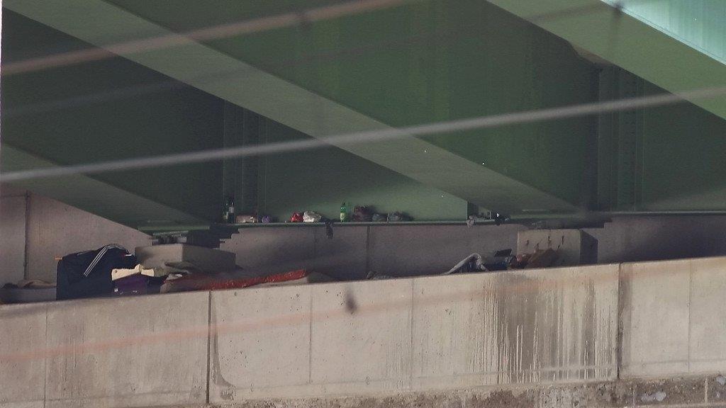 Mai 2015: Autobahnbrücke in Salzburg-Kasern wieder als Quartier