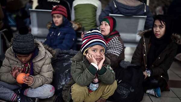 Weniger Flüchtlinge werden von Schiffen aufs Festland gebracht