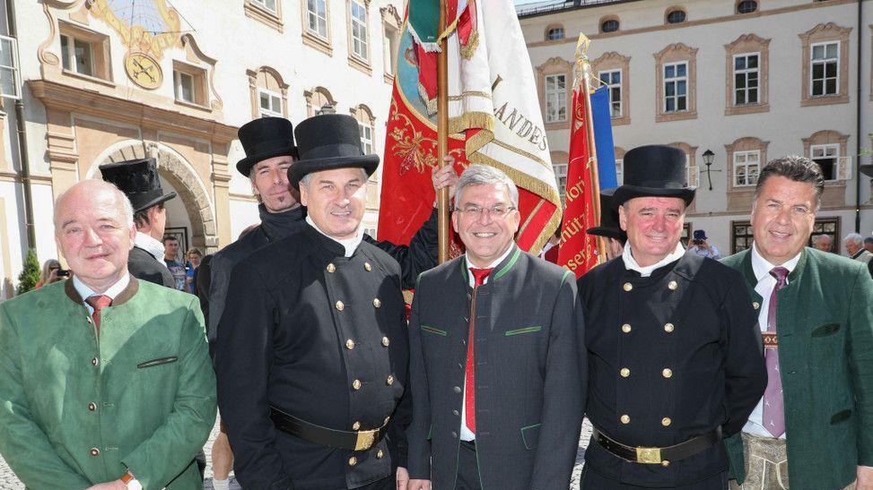 Neue Innungsfahne der Rauchfangkehrer wird eingeweiht