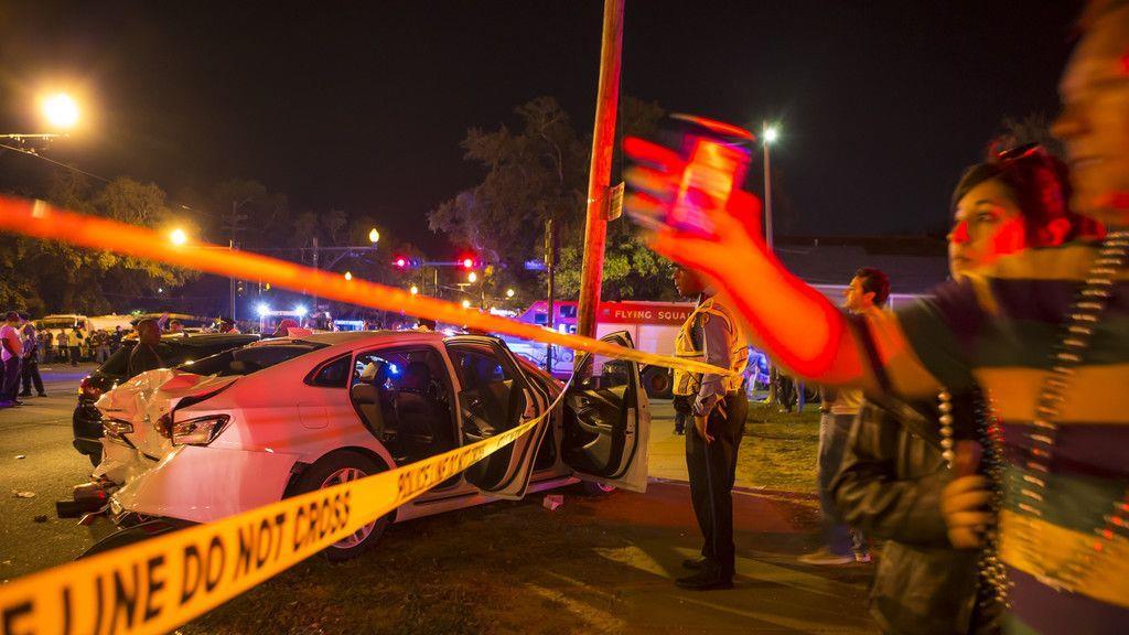 Auto rast in New Orleans in Faschingszug