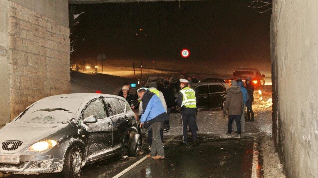 Autos krachen auf Schneefahrbahn in Eugendorf zusammen