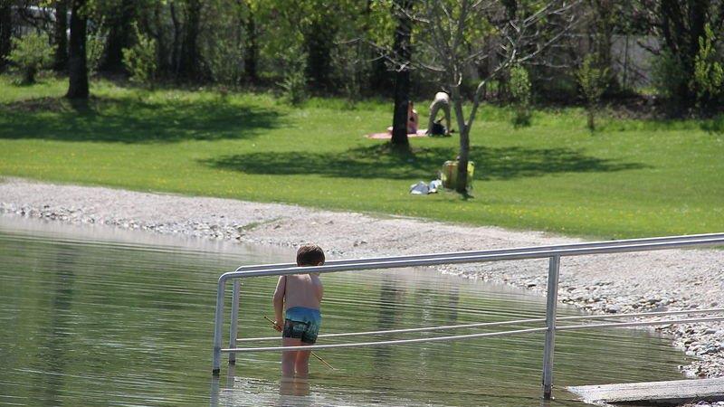 Erste Badegäste am Salzachsee