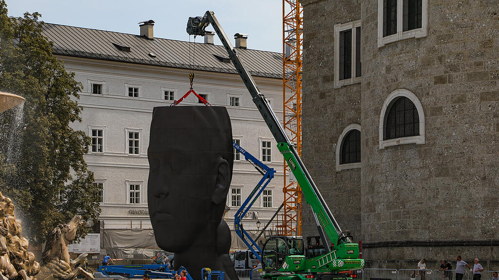 Letzter Frauenkopf am Residenzplatz wird abgebaut