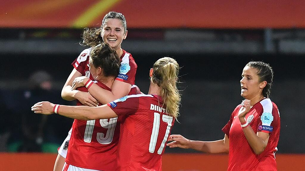 Die Österreicherinnen feiern den Einzug ins Viertelfinale.