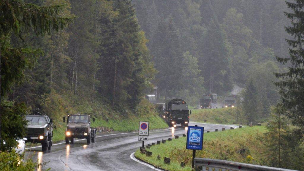 Etwa 100 Fahrzeuge fuhren am Mittwoch von der Kaserne in Winklern über den Großglockner nach St. Johann.