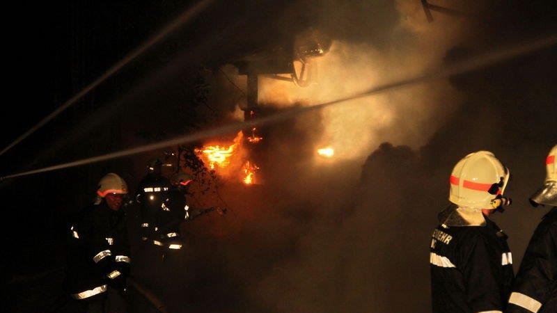 Sägewerk in Vollbrand: Löscharbeiten