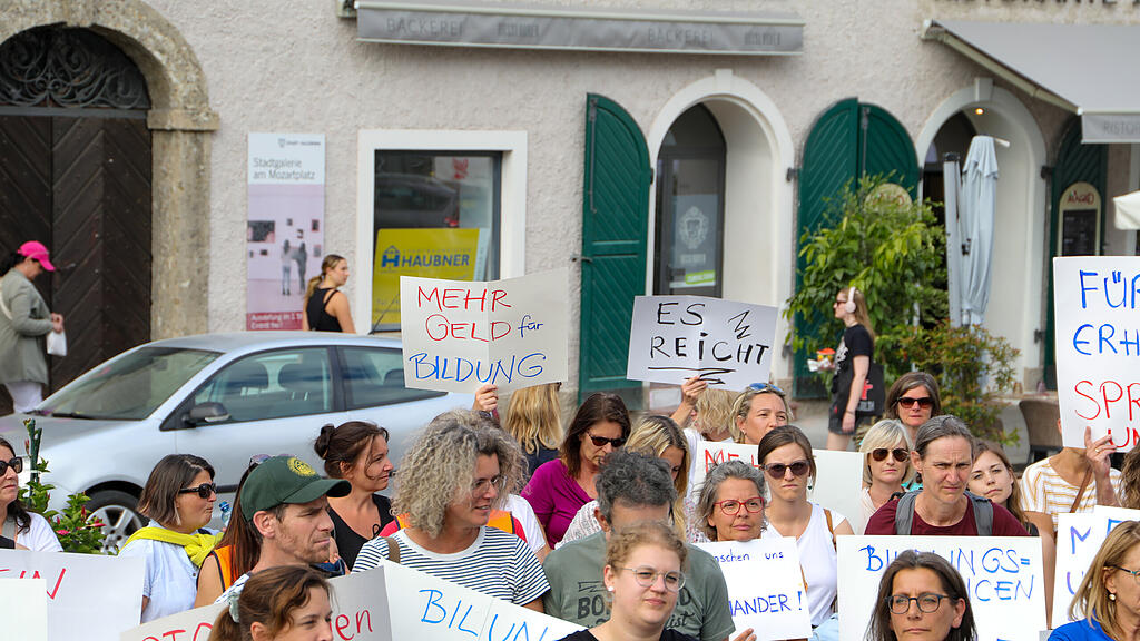 "Bildung brennt" - Kundgebung am Mozartplatz