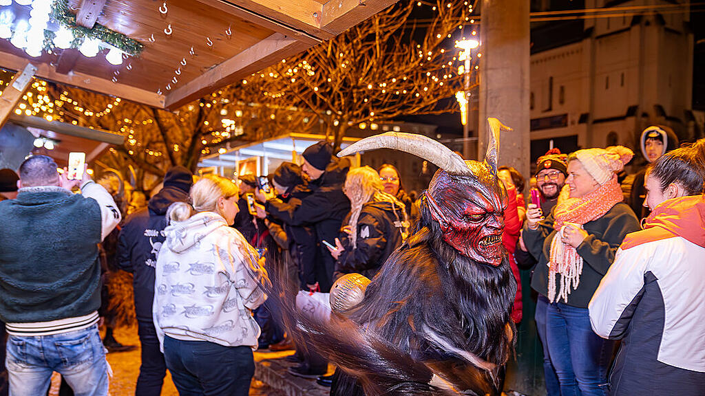 Alt Gnigler Krampusse beim Weihnachtsmarkt am Mirabellplatz