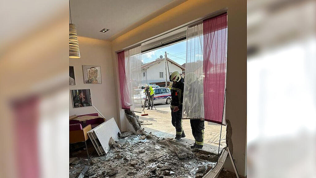 Auto kracht in Lokal in Salzburg-Gnigl