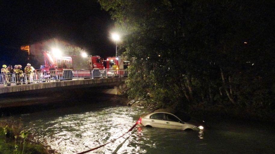 Auto mit zwei Insassen stürzt in Kapruner Ache