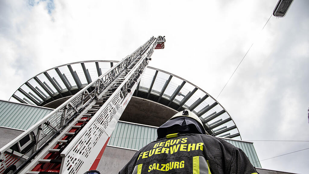 Einsatz\u00fcbung mit brennendem Hubschrauber