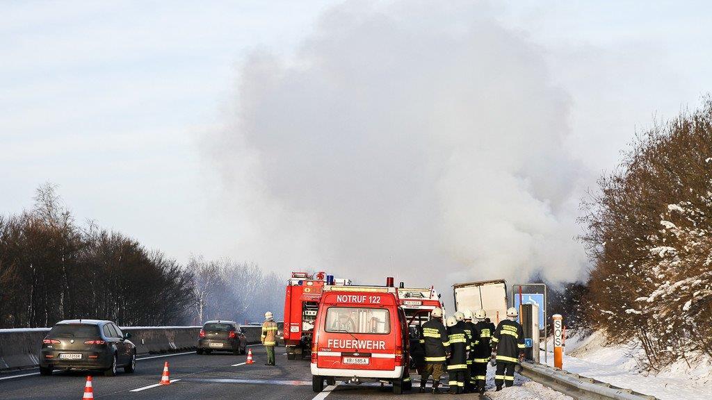 Lkw-Anhänger brennt auf A1 aus