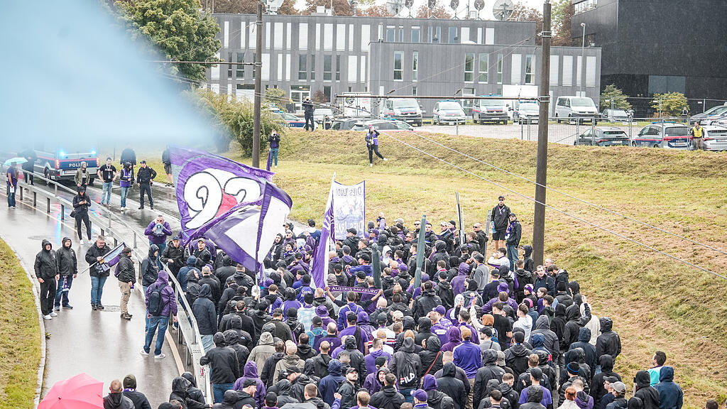 Die Fans von Austria Salzburg beim Fanmarsch vor dem Zweitliga-Spiel gegen den FC Liefering.