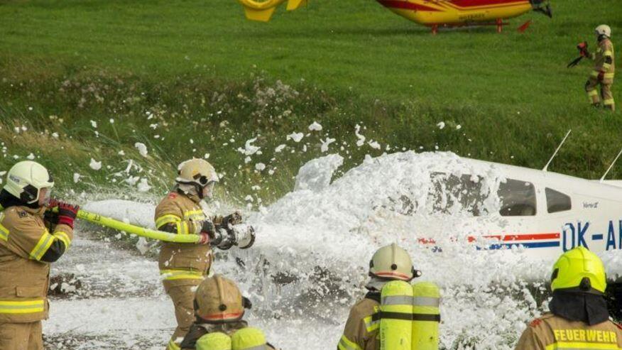 Das Flugzeug schoss über die Rollbahn und streifte einen Stacheldraht.
