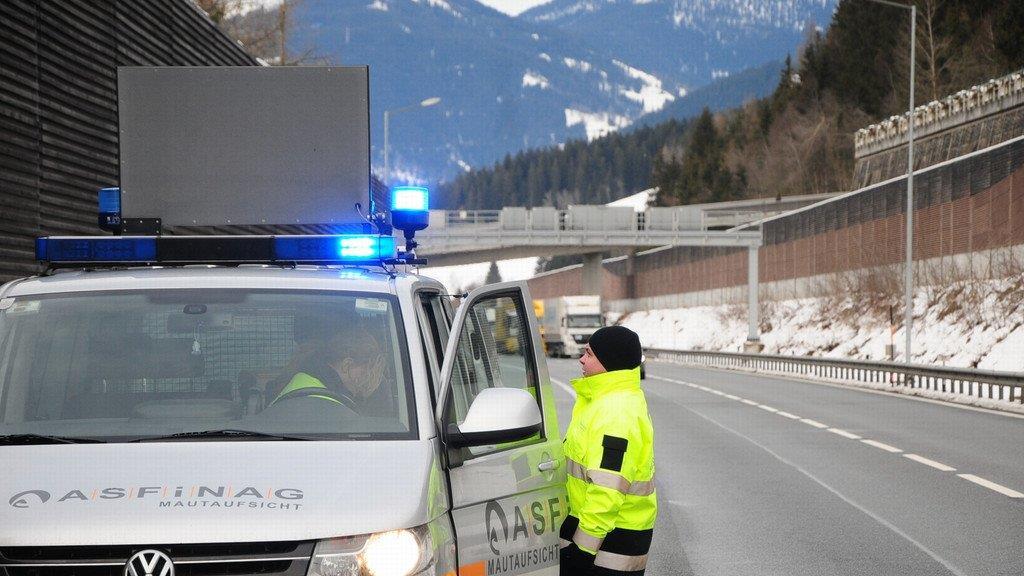 Schneechaos führt zu Stau auf A10