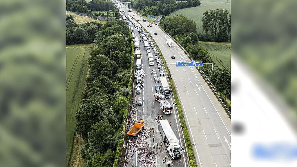 Lkw auf A1 verliert Flaschen