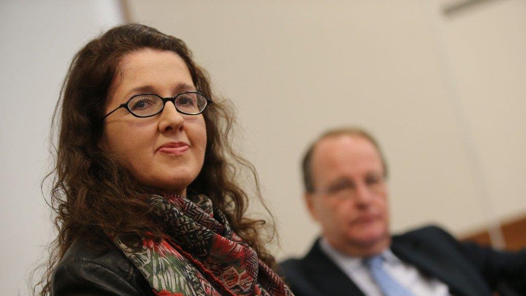 Monika R. tritt vor Medien