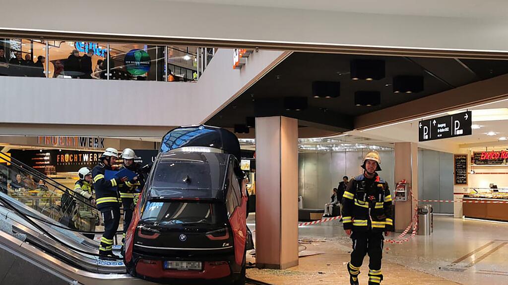 Crash gegen Rolltreppe in Einkaufszentrum
