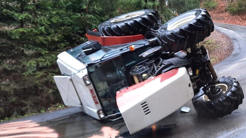 Bei einer Kollision mit einem Pkw kippte ein Traktor um.