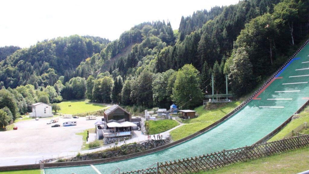 Die rund 100 Angehörigen der ethnischen Minderheit campierten neben der Skisprungschanze in Bischofshofen.