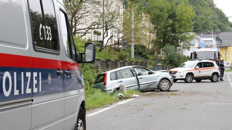 Pkw crasht auf Linzer Bundesstraße