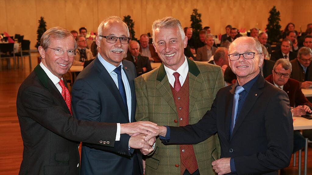 Im Bild (v.li.): LH Wilfried Haslauer, Günther Mitterer, Präsident des Salzburger Gemeindeverbandes, Helmut Mödlhammer und LH-Stv. Christian Stöckl