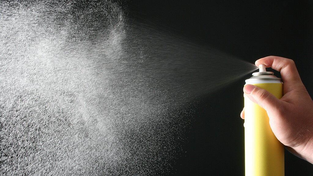 Ein endzündlicher Cockpitspray führte zu einer Explosion im Auto.