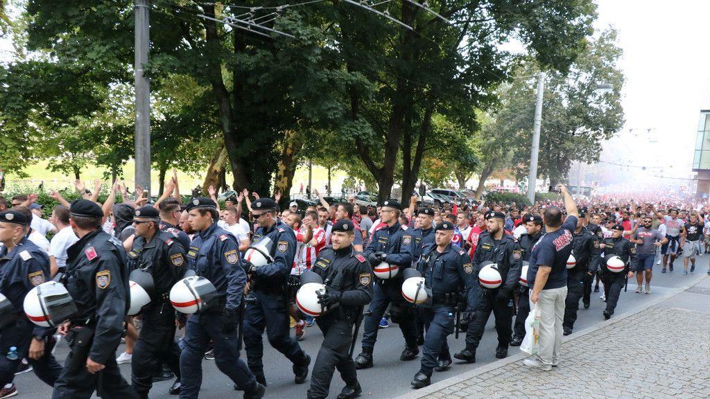 Red Bull Salzburg - Roter Stern Belgrad: Fanmarsch