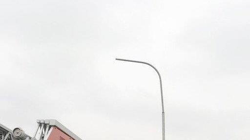 Pkw-Lenker prallt in Laterne