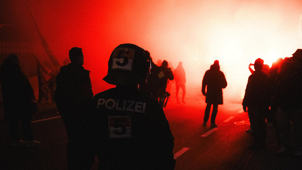 Fanmarsch von Go Ahead Eagles in Salzburg