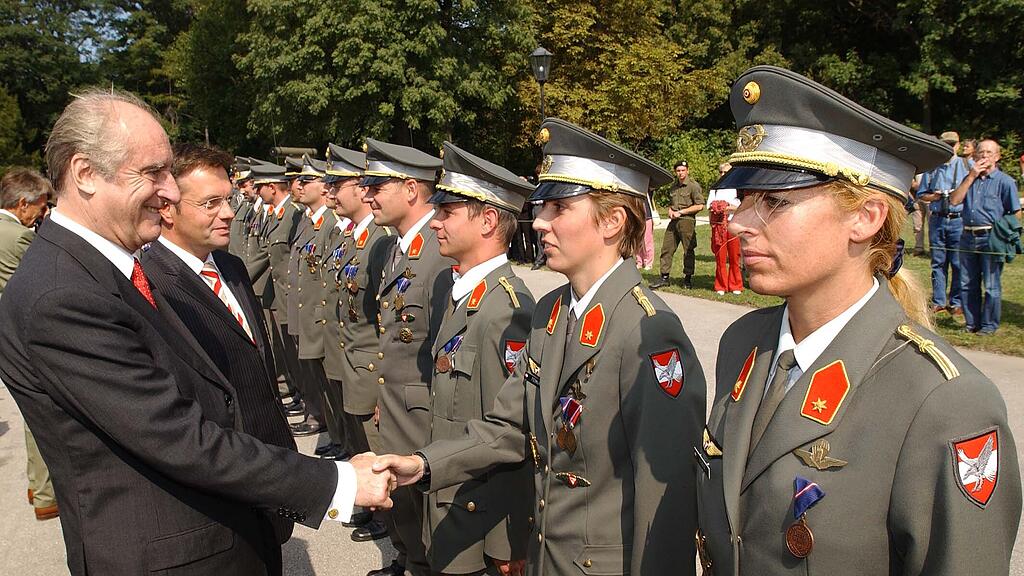Ausmusterung im Jahr 2003 mit dem damaligen Bundespräsidenten Thomas Klestil.