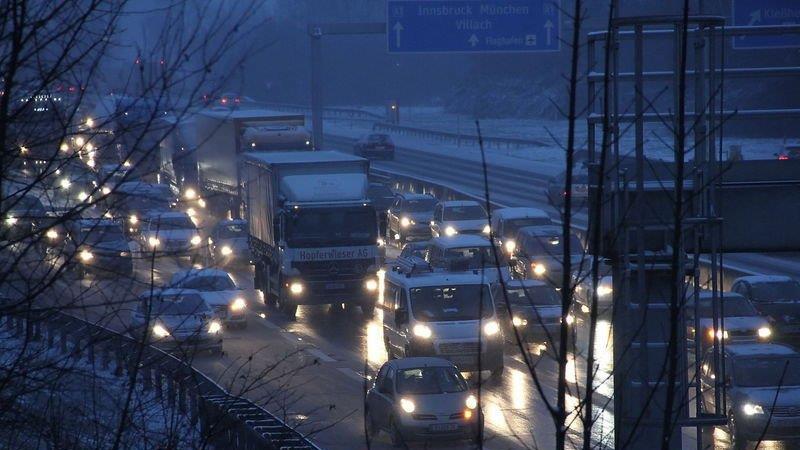 Stau nach Crash auf A1