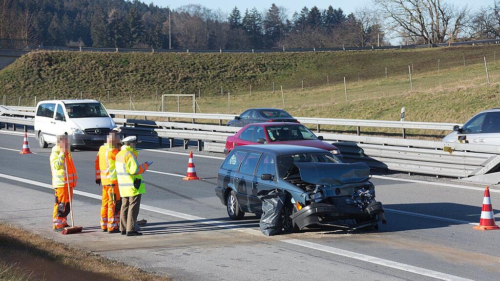 Ein Lenker wurde bei dem Auffahrunfall verletzt.