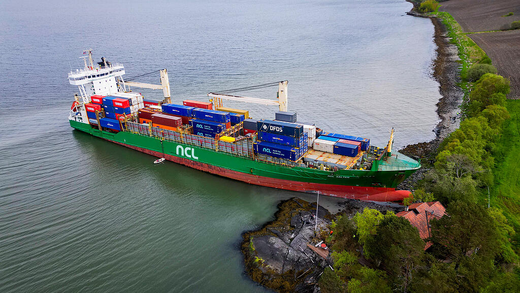 Containerschiff rast in norwegischen Garten