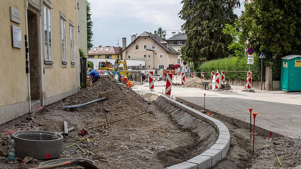 Der Gehsteig wird verbreitert.