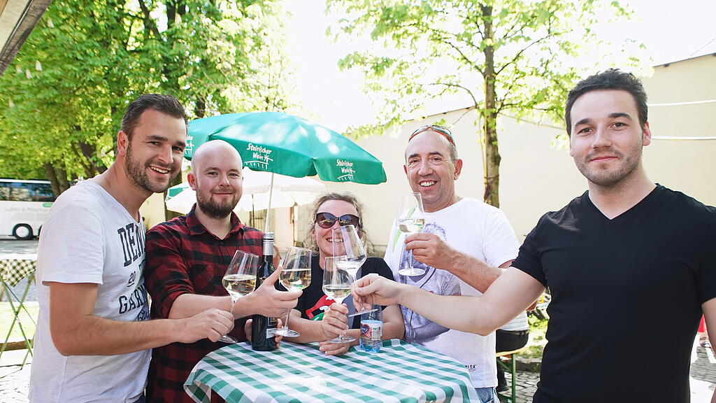 Wein-Fans strömen zum Salzburger Winzermarkt.