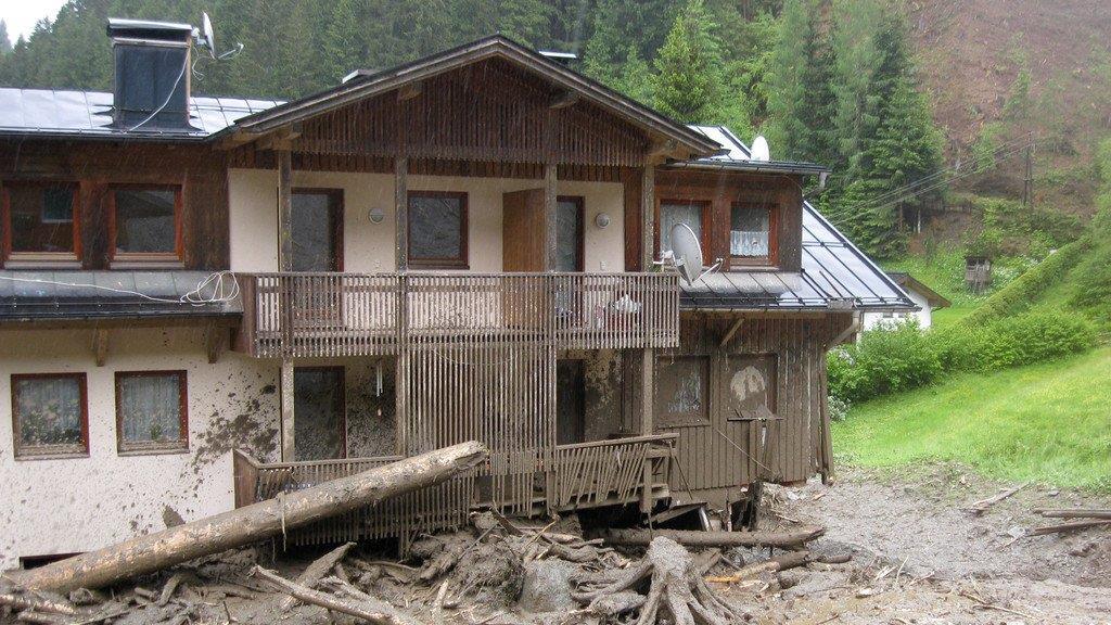 Mure zerstört Haus in Hüttau