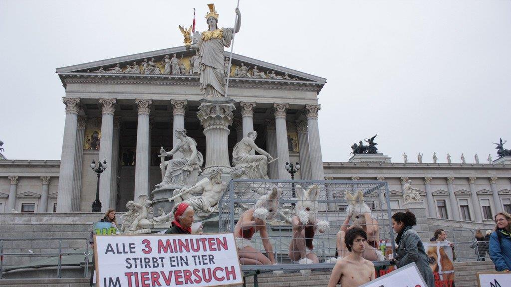 Tierschützerinnen protestieren nackt vor Parlament (Käfige)