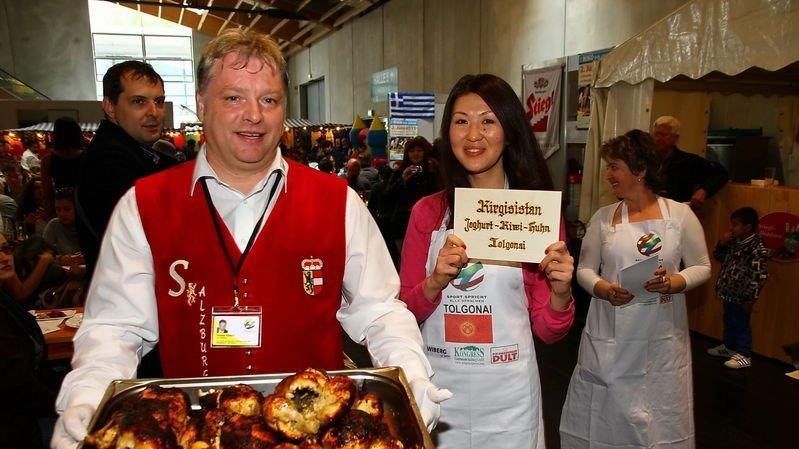 Integration-Grillhuhn-WM auf der Dult, II