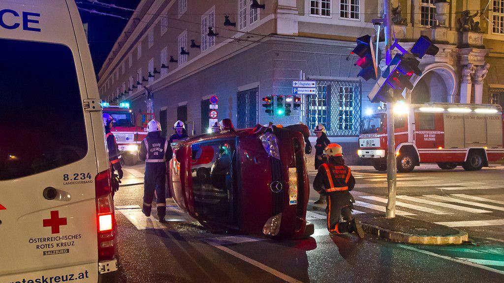 Pkw-Unfall am Herbert-von-Karajan-Platz